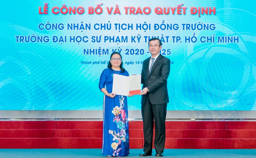Thứ trưởng Nguyễn Văn Phúc trao quyết định công nhận Chủ tịch Hội đồng trường Trường Đại học Sư phạm Kỹ thuật TPHCM cho TS Trương Thị Hiền. Ảnh: HCMUTE