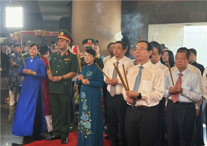 Ông Nguyễn Văn Nên, Ủy viên Bộ Chính trị, Bí thư Thành ủy TPHCM và các đại biểu thành kính dâng hương các Vua Hùng. (Ảnh: SGGP)
