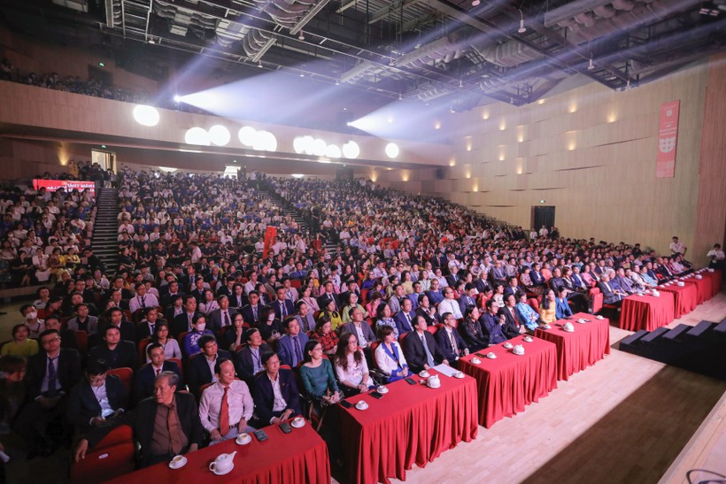 Hàng nghìn cán bộ, giảng viên, sinh viên Trường Đại học Văn Lang tham dự lễ Giỗ Tổ Hùng Vương và kỷ niệm 29 năm thành lập trường. Ảnh: NTCC