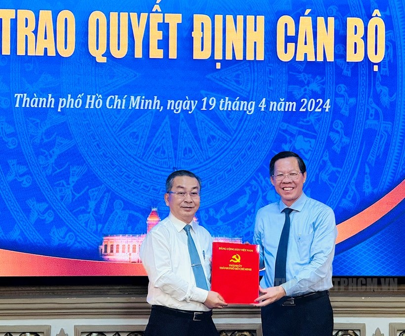 Chủ tịch UBND TPHCM Phan Văn Mãi trao quyết định cho ông Võ Ngọc Quốc Thuận. (Ảnh: Thành ủy TPHCM)