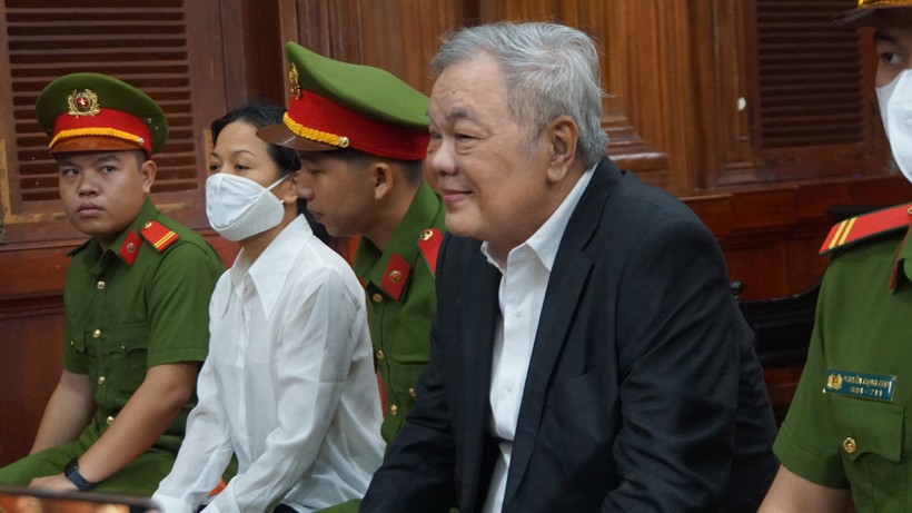 Ông Trần Quí Thanh và bà Trần Uyên Phương tại tòa, sáng 23/4. (Ảnh: Lê Nam)