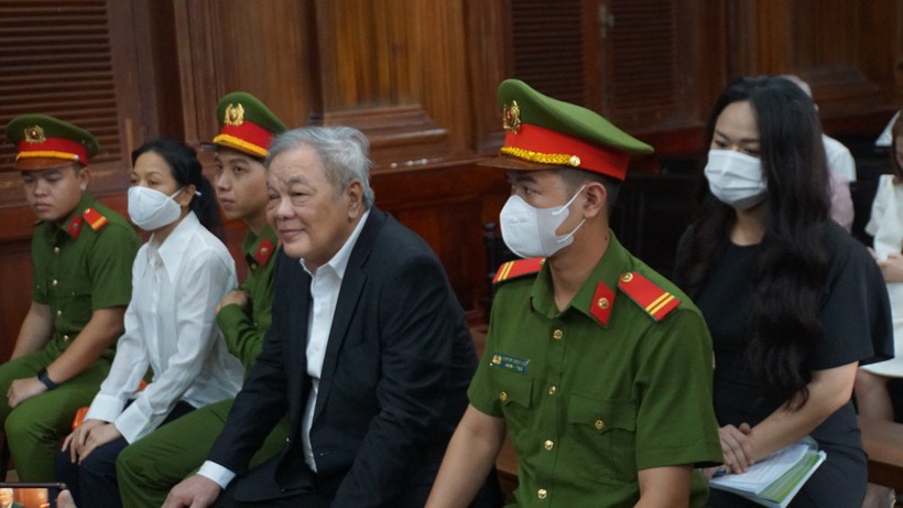 Ông Trần Quí Thanh và 2 con gái tại tòa. (Ảnh: Lê Nam)