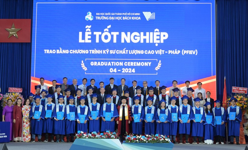 Kỹ sư chương trình chất lượng cao Việt - Pháp nhận bằng tốt nghiệp. Ảnh: N.Quỳnh