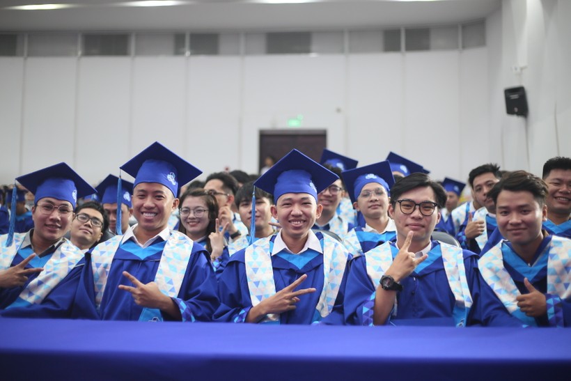 Các tân kỹ sư, kiến trúc sư, cử nhân Trường Đại học Bách khoa - Đại học Quốc gia TPHCM tại lễ tốt nghiệp sáng 26/4. Ảnh: N. Quỳnh
