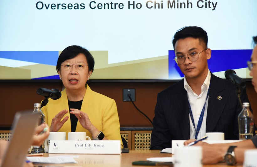 GS Lily Kong, Chủ tịch Trường Đại học Quản lý Singapore (trái) trao đổi với báo chí. Ảnh: Phương Anh
