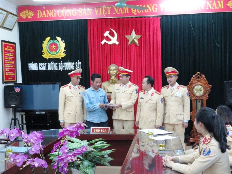 Đội CSGT số 6 (phòng CSGT, Công an tỉnh Thanh Hóa) tổ chức trả lại số tiền cho người đánh rơi.