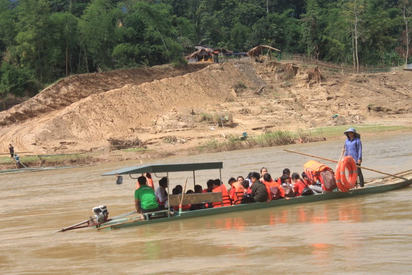 Học sinh ở xã Phú Xuân, huyện Quan Hóa (Thanh Hóa) phải tới trường bằng đò ngang vượt sông Mã. Ảnh: Hồng Đức