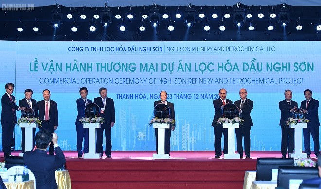 Thủ tướng Nguyễn Xuân Phúc ấn nút vận hành thương mại Nhà máy lọc hóa dầu Nghi Sơn, Thanh Hóa.