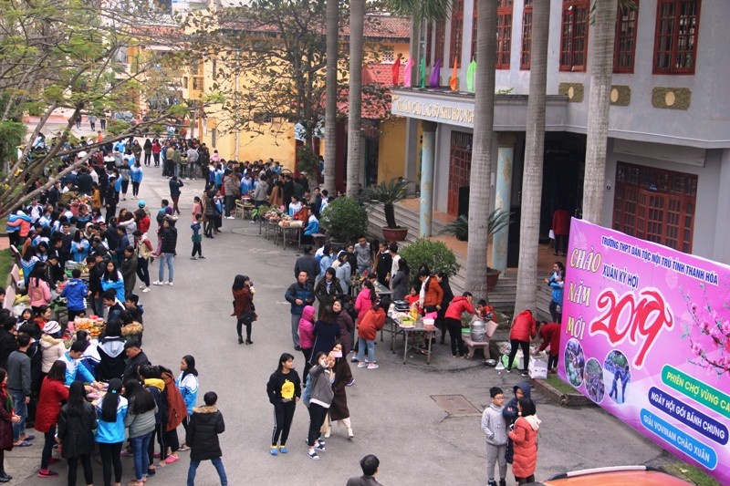 Phiên chợ vùng cao được tổ chức trong khuôn viên trường THPT DTNT Thanh Hóa vào chiều ngày 1/1/2019. Ảnh: Hồng Đức