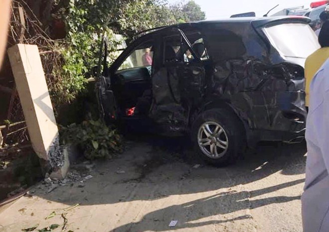 Xe ô tô 7 chỗ bị xe khách đâm nát bên hông khiến nhiều người chết và bị thương.