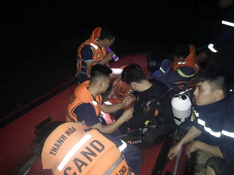 Lực lương Cảnh sát PCCC&CNCH Công an tỉnh Thanh Hóa tìm kiếm nạn nhân đuối nước trên sông Mã. Ảnh: Công an Thanh Hóa cung cấp.