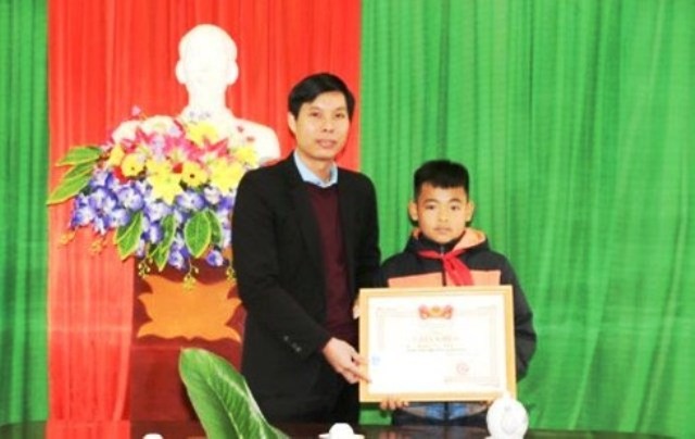 Tỉnh đoàn Thanh Hóa tặng bằng khen cho học sinh Nguyễn Văn Hoan.