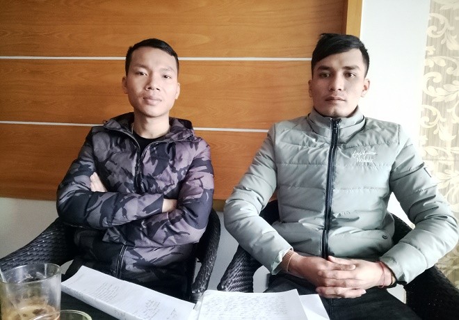 Anh Hà Văn Mạnh (trái) và Lê Trong Trung, đã làm đơn tố cáo hành vi lừa đảo của nhóm Lê Thị Ngọc.