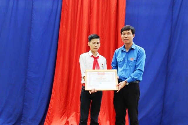 Anh Nguyễn Hữu Tuất - Phó Bí thư Tỉnh đoàn, Chủ tịch Hội đồng Đội tỉnh Thanh Hóa tặng giấy khen cùng phần thưởng cho em Vũ Văn Hùng.