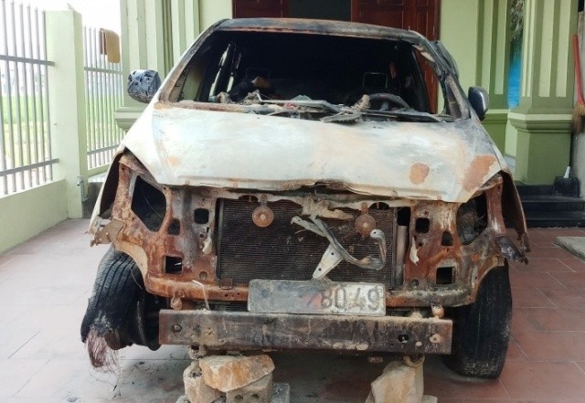 Chiếc xe của gia đình anh Thanh bị kẻ lạ mặt đốt cháy trong đêm.