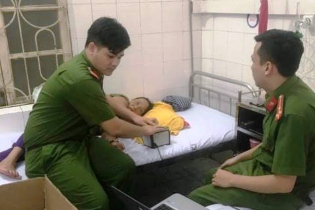 Công an huyện Tĩnh Gia (Thanh Hóa) làm thẻ căn cước công dân cho bà Lê Thị Tư, tại giường bệnh. Ảnh: Gia đình bà tư cung cấp.