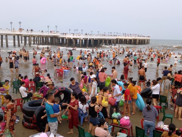 Bãi biển Hải Tiến (Thanh Hóa) đông nghịt người vào chiều ngày 29/4/2019.