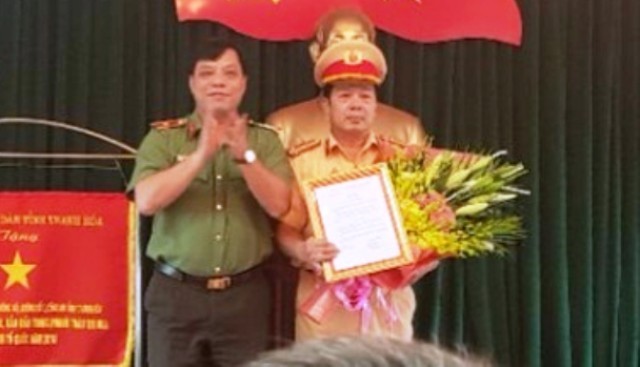 Thừa ủy quyền của Bộ trưởng Bộ Công an, Thiếu tướng Nguyễn Hải Trung - Giám đốc Công an tỉnh Thanh Hóa trao quyết cho đại tá Lê Văn Chiến.