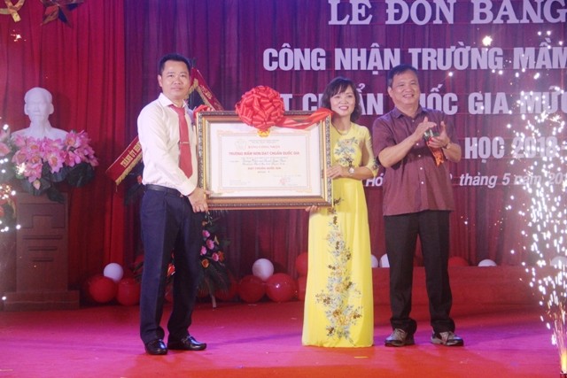 Ông  Trần Văn Hòa (phải) - Phó Giám đốc Sở GD&ĐT Thanh Hóa trao Bằng công nhận đạt chuẩn Quốc gia mức độ II cho Trường Mầm non Thanh Xuân Nam.