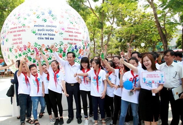 Bộ trưởng Đào Ngọc Dung cùng trẻ em gửi các thông điệp trong Tháng hành động vì trẻ em năm 2019.