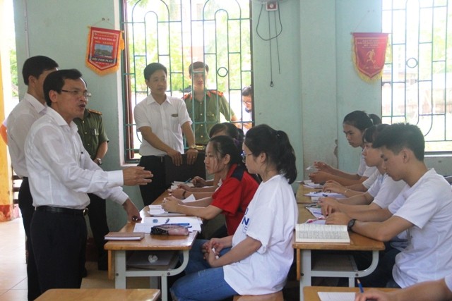 Cục trưởng Mai Văn Trinh động viên học sinh trường THPT Nông Cống 1 (Thanh Hóa) vững tâm trước kỳ thì sắp tới
