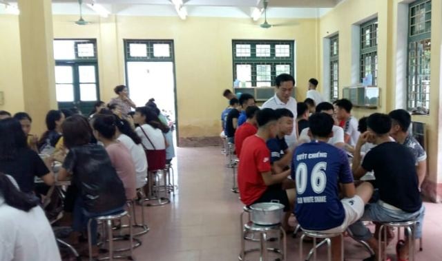 Hơn 100 thí sinh của Trường THCS và THPT Quan Hóa (Thanh Hóa) được giáo viên nhà trường lo nơi ăn, chốn nghỉ cho các em trong những ngày thi.