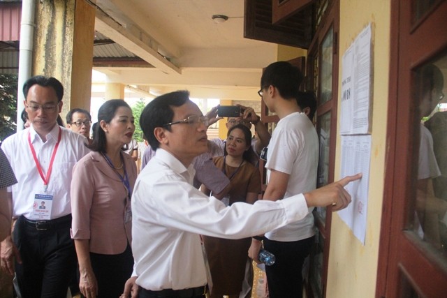 Ông Mai Văn Trinh - Cục trưởng Cục Quản lý chất lượng giáo dục - Bộ GD&TĐ cùng đoàn công tác thị sát trước giờ thi tại Thanh Hóa.