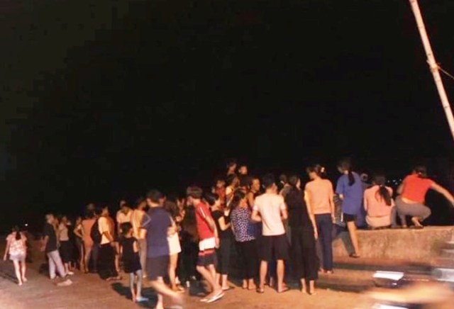 Nhiều người dân xã Ngư Lộc đứng chờ các thuyền viên được cứu về trong đêm.