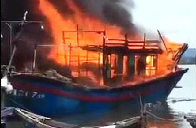 Chiếc tàu đánh cá bị ngọn lửa thiêu rụi trong chốc lát.