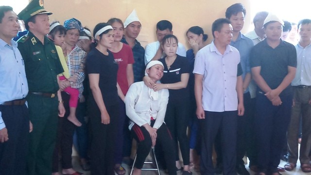 Chị Lương Thị Chon (người giữa ảnh) - vợ của liệt sĩ Vi Văn Nhất.