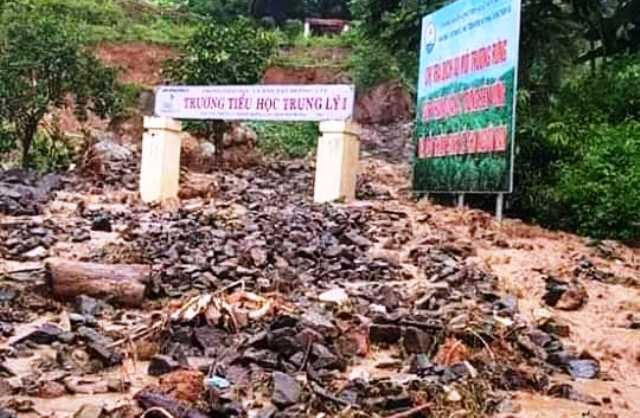 Mưa lũ khiến đất đá vùi lấp cổng trường Tiểu học Trung Lý 1, huyện Mường Lát (Thanh Hóa).