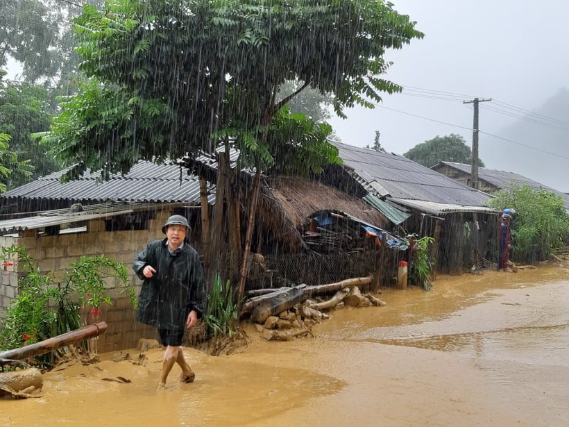 Bùn ngập quốc lộ 15C ở huyện Mường Lát.