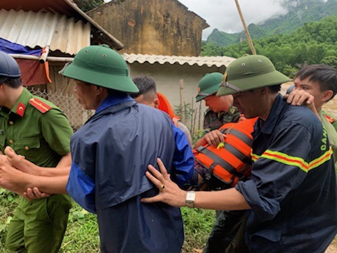 Lực lượng cứu nạn, cứu hộ Công an tỉnh Thanh Hóa đang đưa người bị thương ở xã Na Mèo (Quan Sơn, Thanh Hóa) ra nơi an toàn.