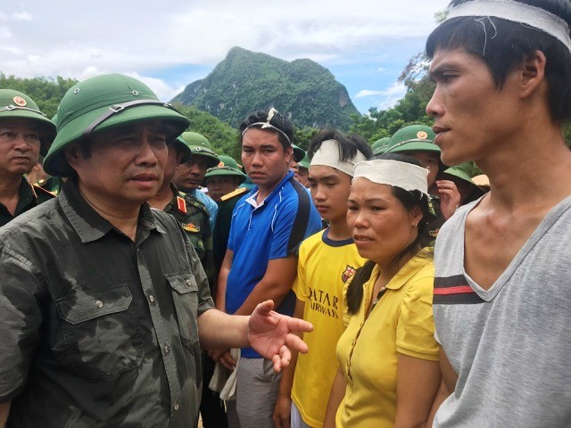 Trưởng ban Tổ chức Trung ương Phạm Minh Chính thăm hỏi người dân Sa Ná.