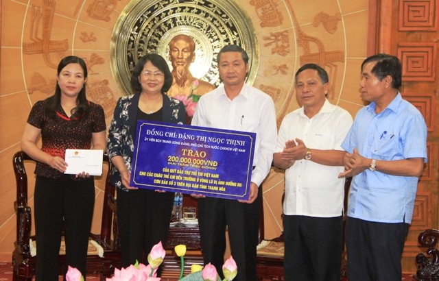 Phó Chủ tịch nước trao quà hỗ trợ đồng bào vùng lũ Thanh Hóa