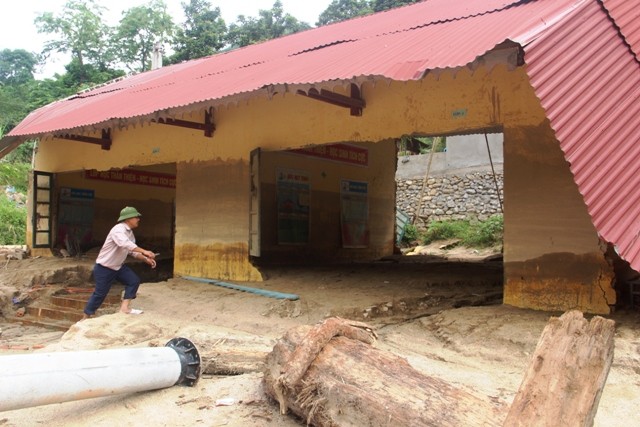 Khu trường Tiểu học tại bản Son (xã Na Mèo, huyện Quan Sơn) đã bị nước lũ phá tan tành.