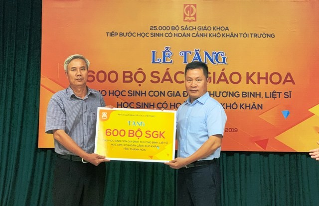 Đại diện Sở GD&ĐT Thanh Hóa tiếp nhận 600 bộ SGK từ Nhà xuất bản Giáo dục Việt Nam.