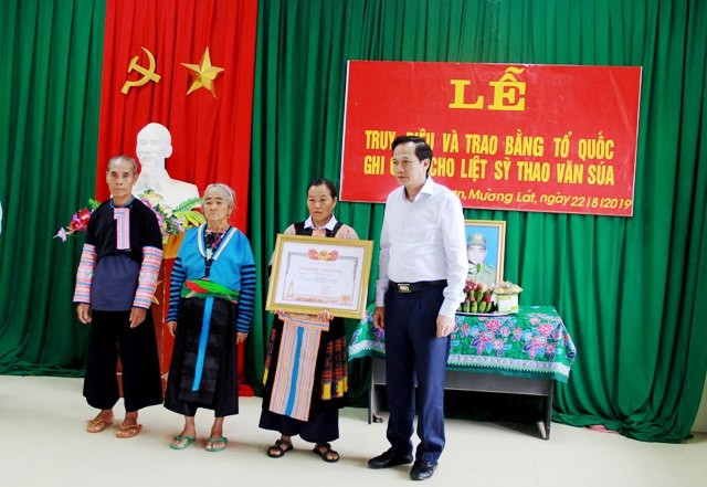 Bộ trưởng Bộ LĐ - TB&XH trao bằng Tổ quốc ghi công cho gia đình liệt sĩ Thao Văn Súa.