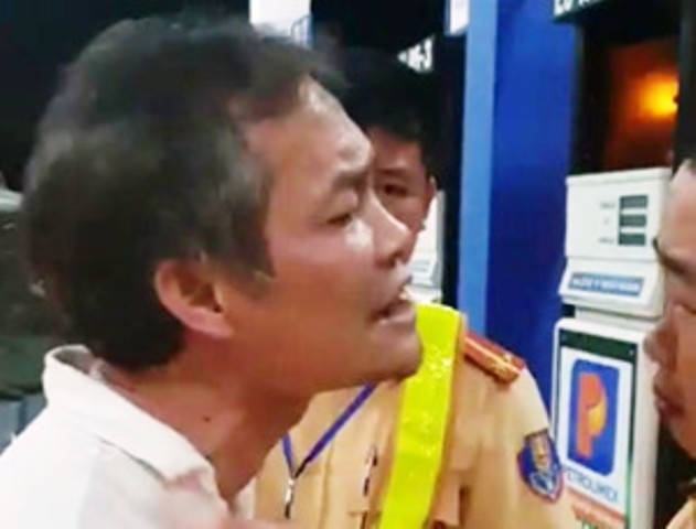 Người đàn ông này đã tát vào mặt một CSGT Công an huyện Quảng Xương, Thanh Hóa. (Ảnh cắt từ clip)
