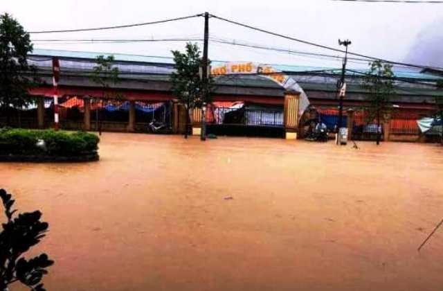 Khu vực chợ Phố Cống, thị trấn Ngọc Lặc (Thanh Hóa) đã bị nước ngập sâu.