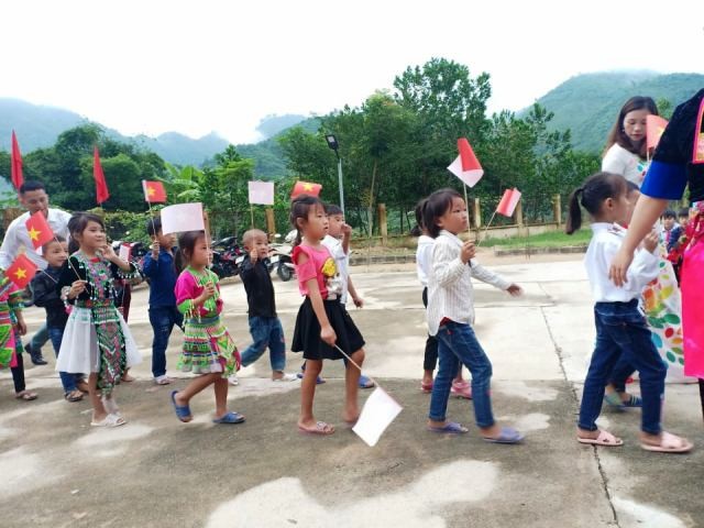 Học sinh đồng bào các dân tộc ở xã Mường Lý, huyện Mường Lát (Thanh Hóa) hân hoan trong ngày khai giảng năm học mới.