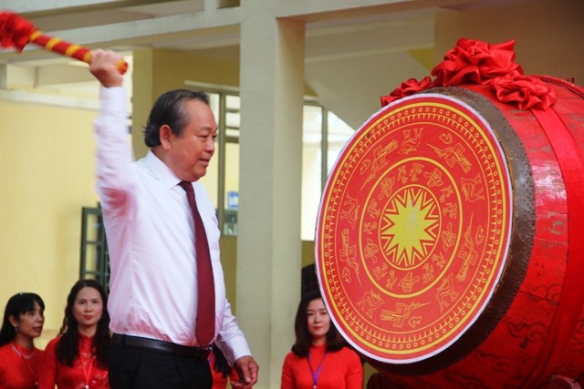 Phó Thủ tướng Trương Hòa Bình đánh trống khai trường tại buổi lễ khai giảng năm học 2019-2020 tại trường tiểu học Hoàng Hoa Thám (TP.Thanh Hóa) sáng 5/9.