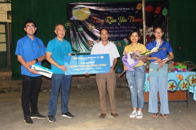 Đoàn thiện nguyện trao quà tặng cho Trường Tiểu học Đồng Lương (Lang Chánh, Thanh Hóa).