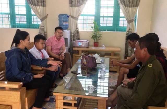 Chị Lê Thị Oanh và người thân đến Trường THCS Đông Tân (TP.Thanh Hóa) cảm ơn em Nguyễn Bình Minh và nhà trường.
