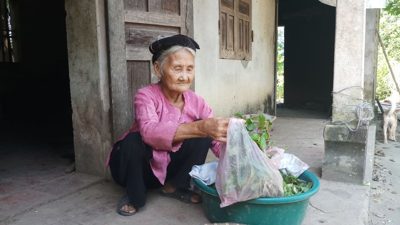 Cụ Đỗ Thị Mơ  (83 tuổi), ở xã Lương Sơn, huyện Thường Xuân (Thanh Hóa) đã lên UBND xã đề nghị được thoát nghèo.