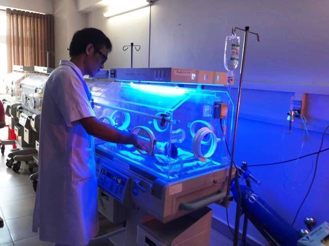Cháu bé sinh non trên taxi đang được chăm sóc tại Bệnh viện Đa khoa Hợp Lực (TP.Thanh Hóa). Ảnh: Bệnh viện cung cấp.