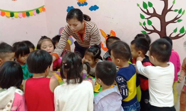 Cô giáo Lương Thị Chon và học sinh của mình tại Trường Mầm non Bát Mọt, huyện Thường Xuân (Thanh Hóa).