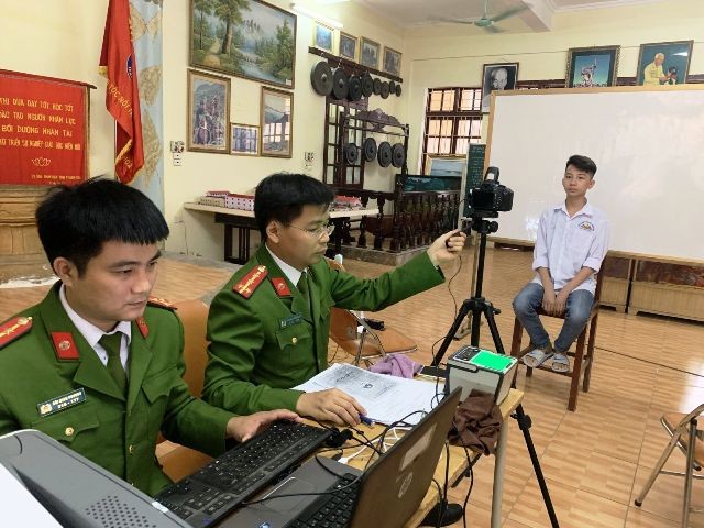 Công an tỉnh Thanh Hóa làm thủ tục cấp thẻ căn cước công dân cho học sinh Trường THPT Dân tộc nội trú tại Thanh Hóa - Ảnh công an cung cấp.