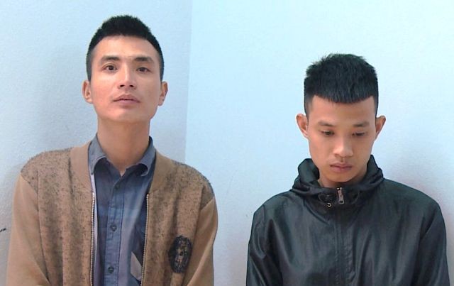 Hoàng Văn Phong (trái) và Nguyễn Văn Cường tại cơ quan công an. Ảnh: Công an cung cấp.