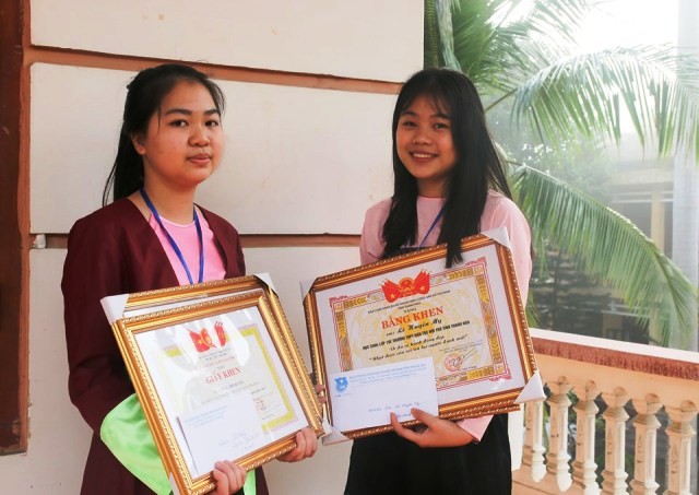 Thanh Hóa: Khen thưởng hai nữ sinh trường Dân tộc Nội trú trả tiền cho người đánh rơi